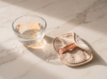 Paño facial Treseda junto a un bowl de agua, solo agua para tu piel